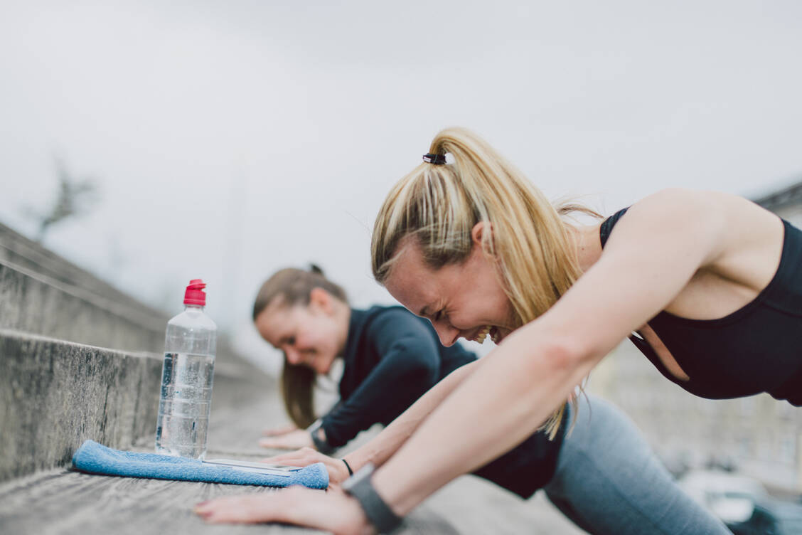 Beim Sport mit einer Trainingspartnerin kann man Erfolgserlebnisse teilen.  / Foto: Getty Images/Guido Mieth