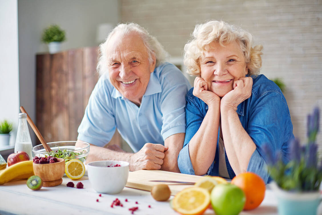 Gemeinsam kochen und essen macht mehr Freude, ist aber vielen älteren Menschen nicht vergönnt. / Foto: Adobe Stock/pressmaster