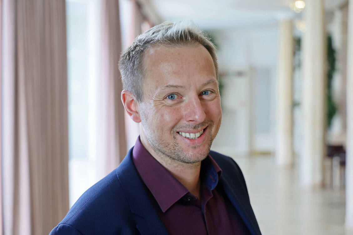 PZ-Chefredakteur Sven Siebenand stellte beim Pharmacon in Meran die Toparzneistoffe aus dem Jahr 2023 vor.   / Foto: PZ/Alois Müller