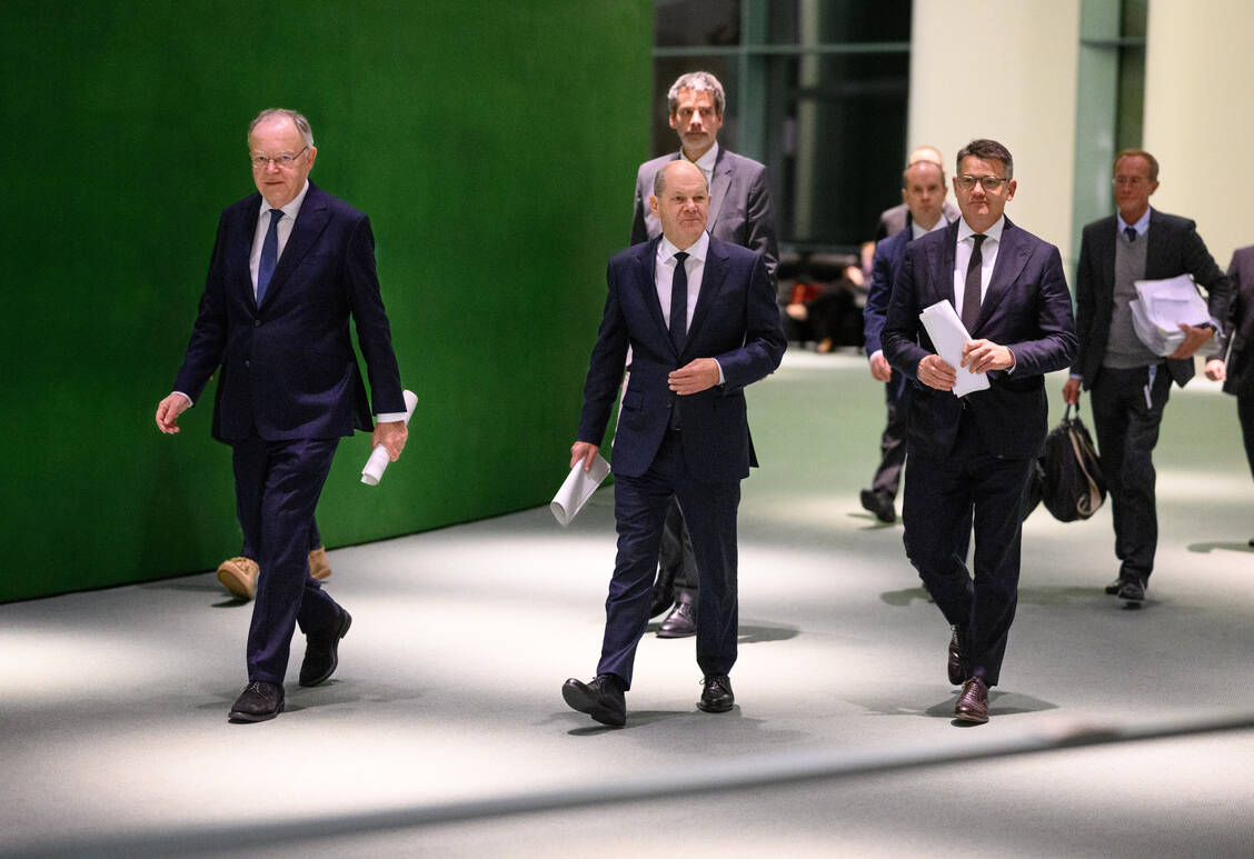 Nach der Ministerpräsidentenkonferenz (MPK) kamen die Länderchefs mit Bundeskanzler Olaf Scholz (Mitte, SPD) zum Bund-Länder-Gipfel im Bundeskanzleramt zusammen. / Foto: picture alliance/dpa