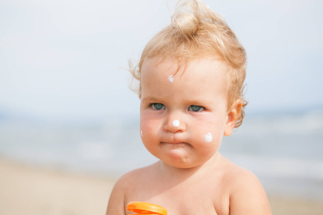 Ab einem Alter von sechs Monaten sollten alle Personen in der Sonne mit einer wirksamen Sonnencreme mit UV-A-und UV-B-Filter geschützt sein. Jüngere Kinder sollten überhaupt nicht in die Sonne. / Foto: Foto: Adobe Stock/ rimmdream