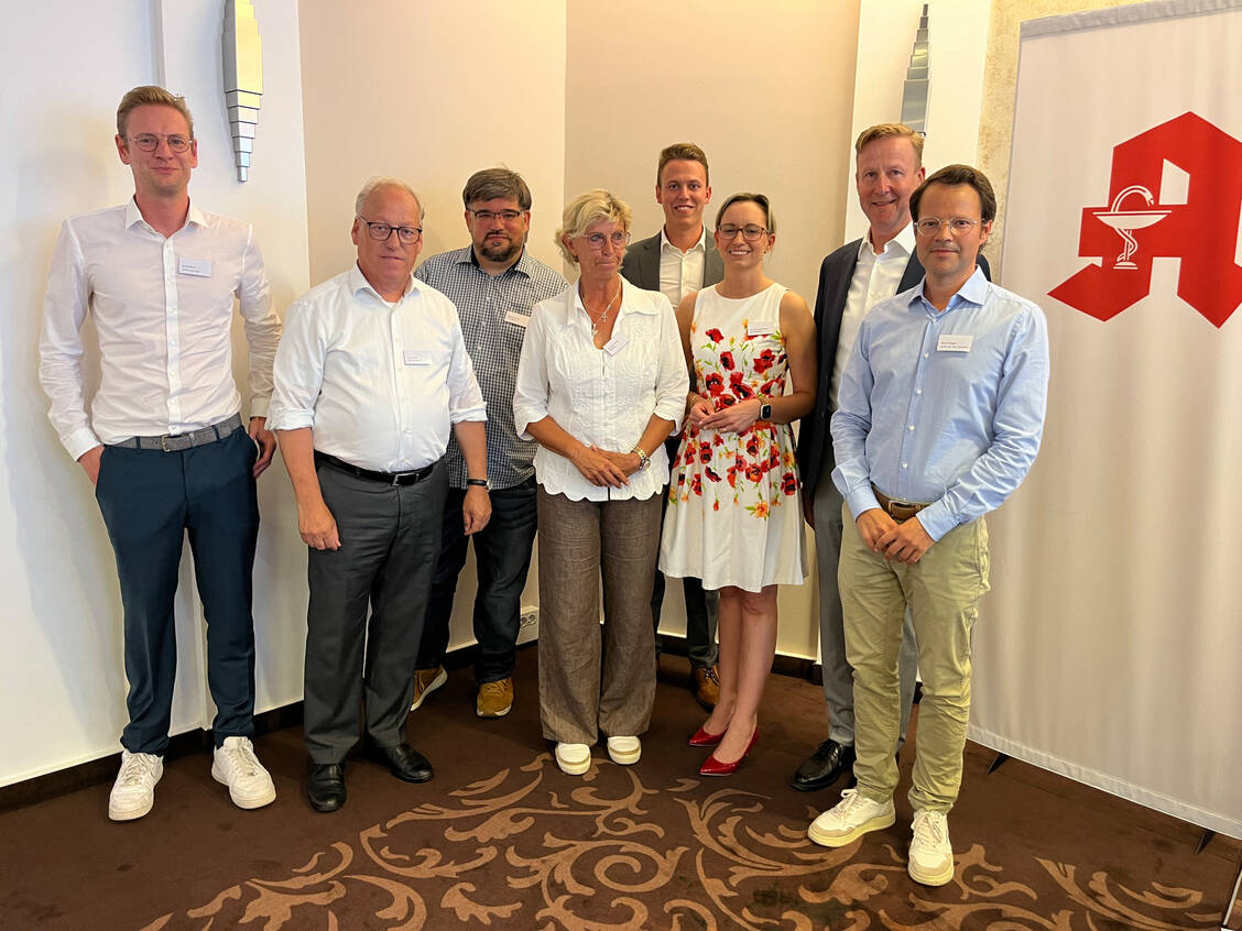 Diskutierten über die Lage der Apotheken in Westfalen-Lippe (v.l.n.r.): AVWL-Vorstandsmitglied Jan Harbecke, Pit Clausen (SPD), Oberbürgermeister Bielefeld, Benjamin Rauer (Grüne), MdL, Minden-Lübbecke, Christina Weng (SPD), MdL, Minden-Lübbecke, Tom Brüntrup (CDU), MdL Bielefeld, Christiana Bauer, CDU-Kreisvorsitzende Bielefeld,  AKWL-Vizepräsident Frank Dieckerhoff und Hauke Stange, Vorsitzender der AVWL-Bezirksgruppe Bielefeld. / Foto: PZ