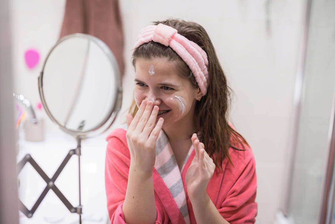  Fachleute warnen vor dem Kosmetik-Trend, bei dem Kinder die Hautpflegeroutine Erwachsener imitieren. / Foto: Getty Images/Dobrila Vignjevic