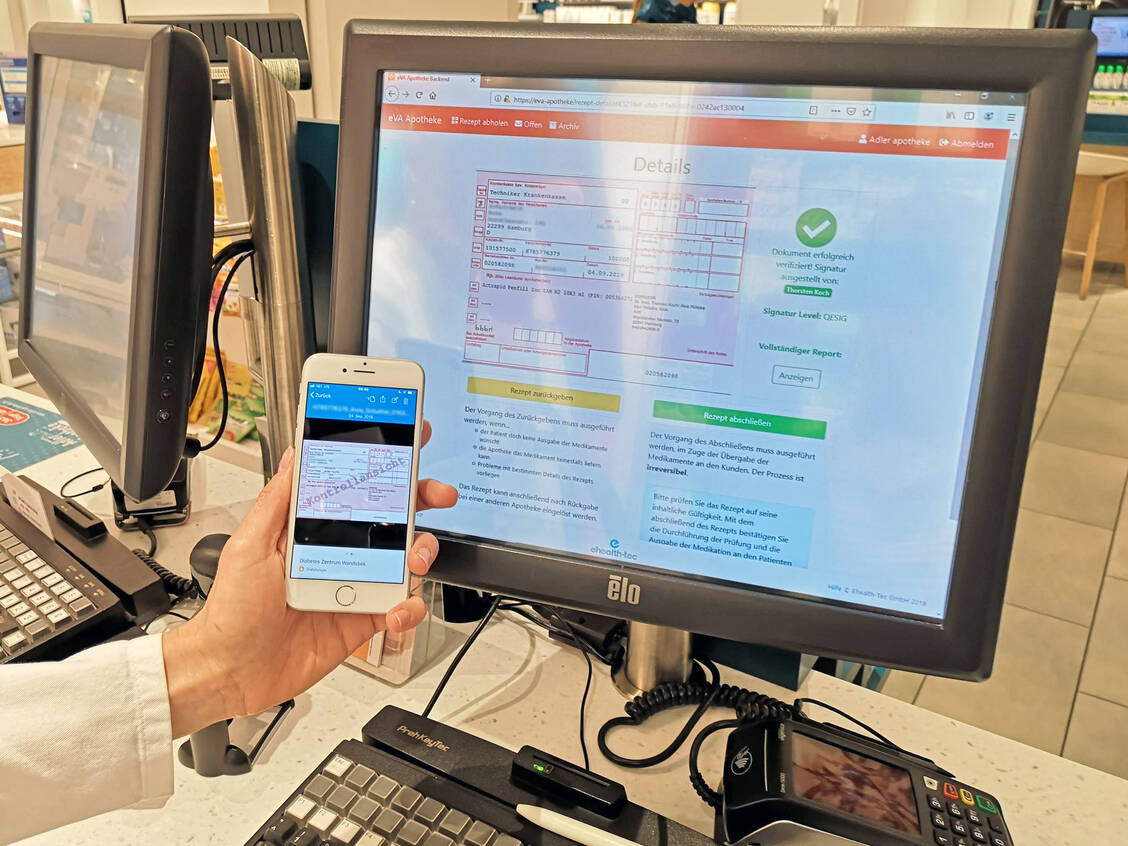 Auf dem Smartphone des Patienten ist nicht nur der QR-Code gespeichert, der der Apotheke den Weg zum E-Rezept öffnet, sondern auch eine Kontrollansicht des E-Rezepts, die der Patient jederzeit aufrufen kann. / Foto: PZ/Daniela Hüttemann