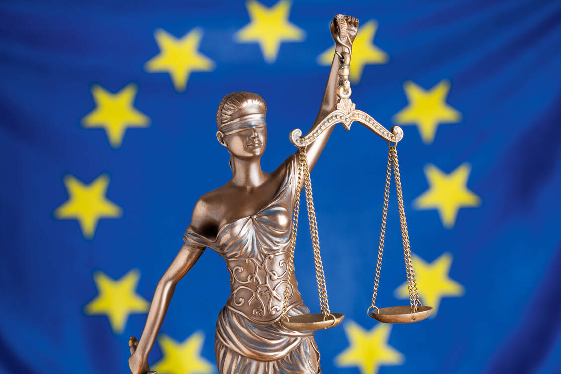 Der EuGH muss sich zu den steuerlichen Folgen von Rx-Boni positionieren. Aus der Sicht von Rechtsanwalt Ulrich laut sollte sich aber auch das Bundesministerium für Finanzen für den aktuellen Vorgang interessieren. / Foto: iStock/ericsphotography