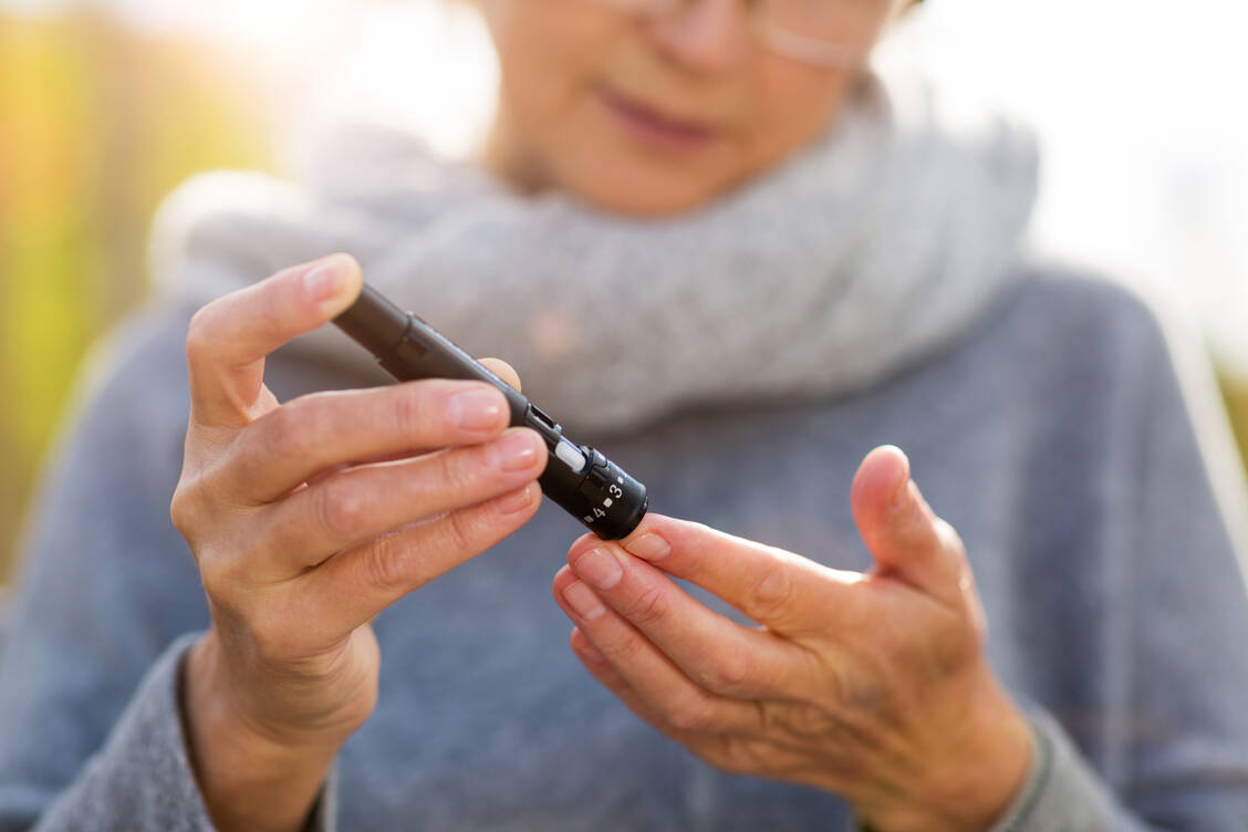 Eine gute Blutzuckerkontrolle ist für Diabetespatienten essenziell, um mikro- und makrovaskuläre Folgeschäden zu vermeiden. / Foto: Adobe Stock/pikselstock