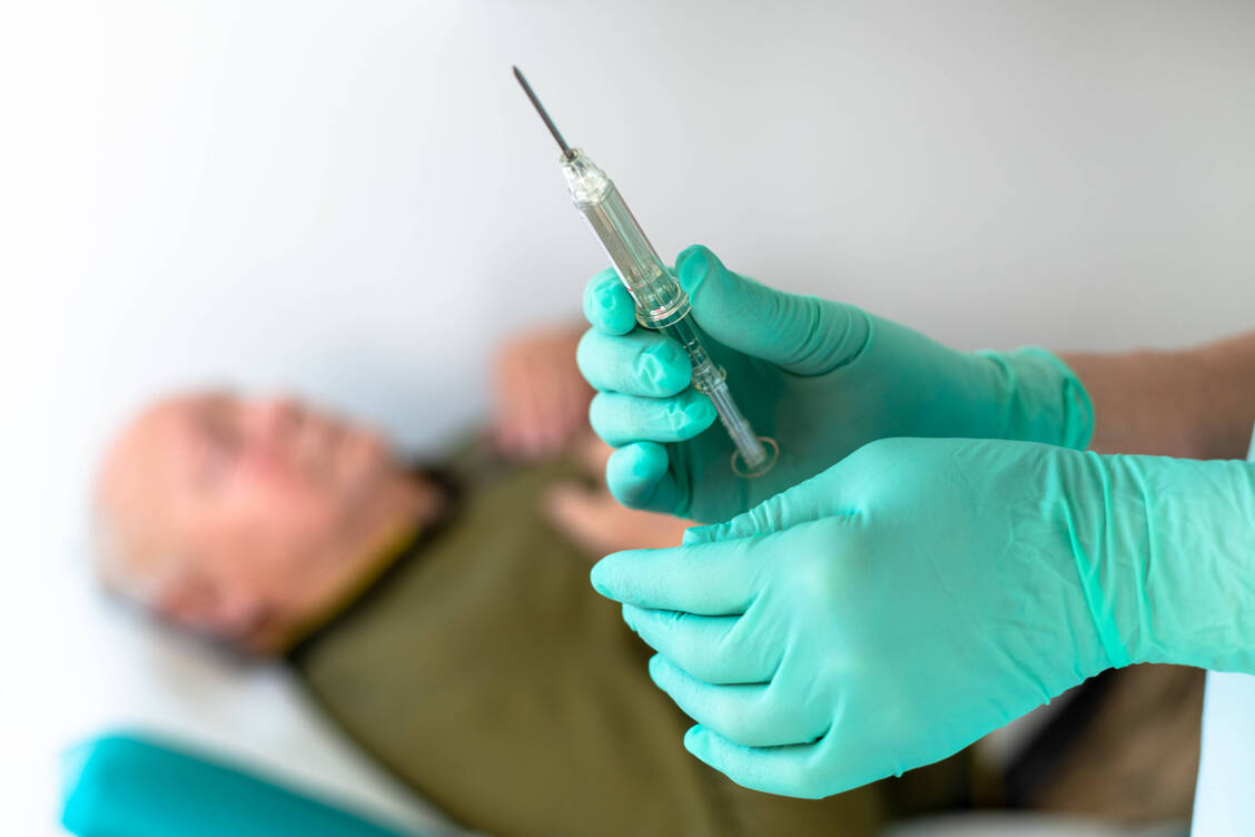 Die meisten Prostatakarzinom-Patienten erhalten eine Hormontherapie. Die Spritzen werden je nach Präparat monatlich oder in größeren Abständen verabreicht. / © Imago Images/Margit Wild