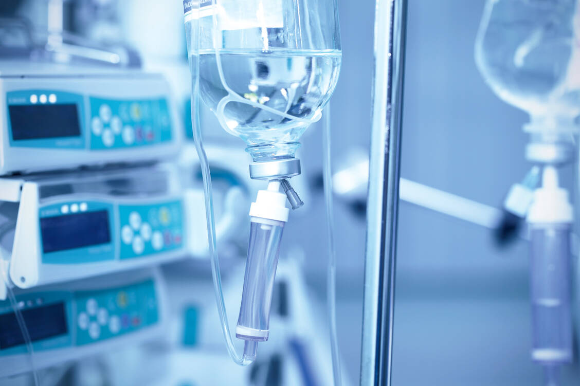 Auf deutschen Intensivstationen mussten glücklicherweise deutlich weniger Covid-19-Patienten versorgt werden als zu Beginn der Pandemie befürchtet. / Foto: Shutterstock/sfam_photo