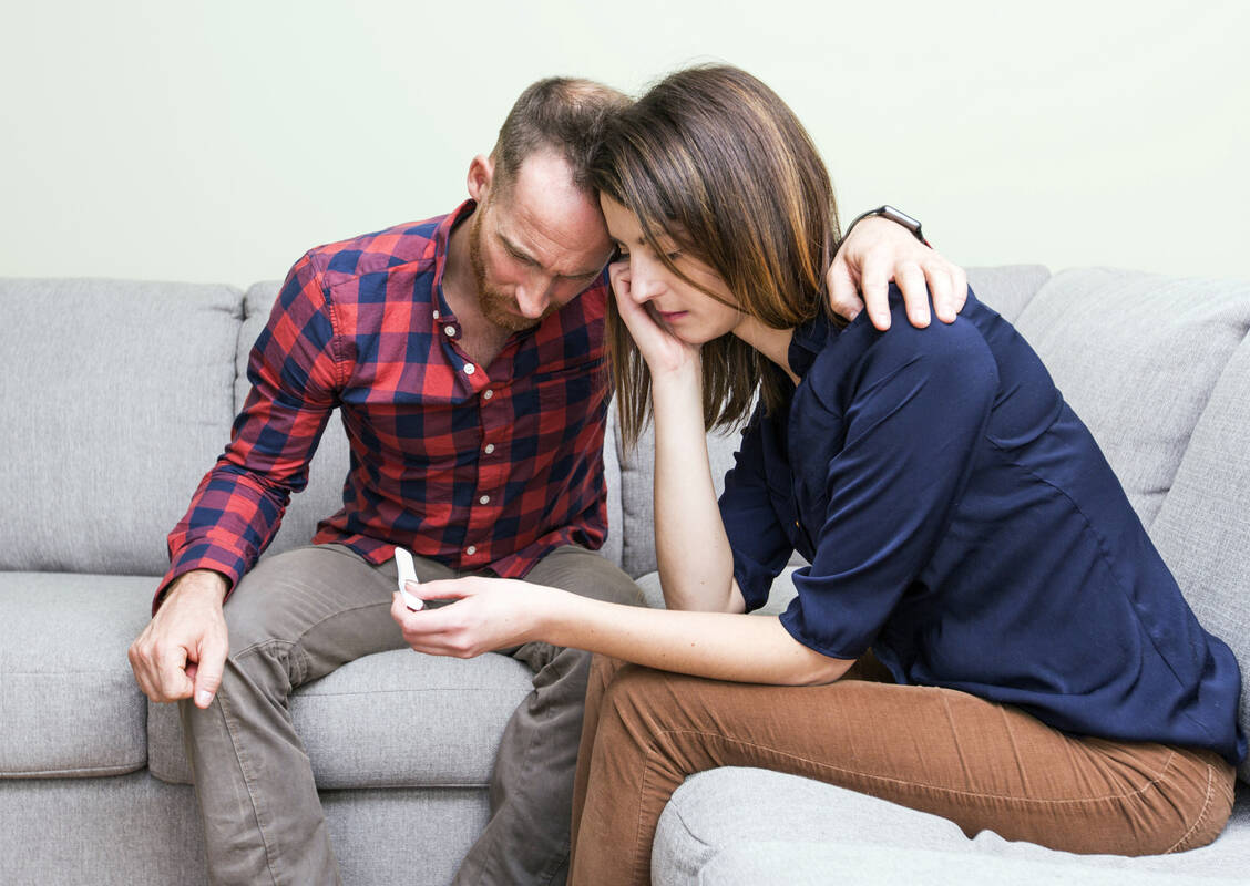 Unerfüllter Kinderwunsch ist neben Schmerzen ein Leitsymptom einer Endometriose. / © Shutterstock/Lopolo