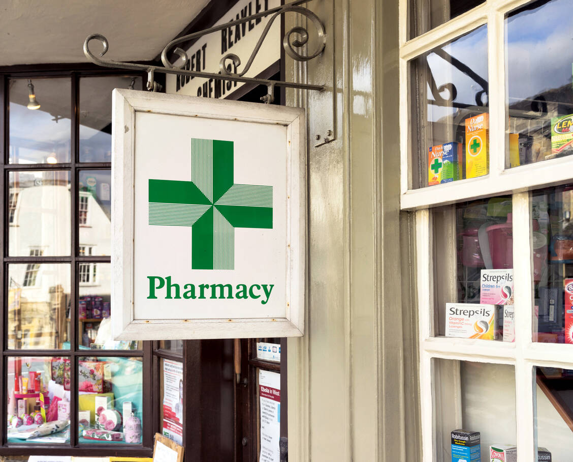 Die Offizinen in Großbritannien müssen einige Anforderungen erfüllen, um an dem neuen Impfprogramm teilnehmen zu können. Mit Blick auf Räumlichkeiten und Personal werden es  größere Apotheken deutlich leichter haben. / Foto: iStock/georgeclerk