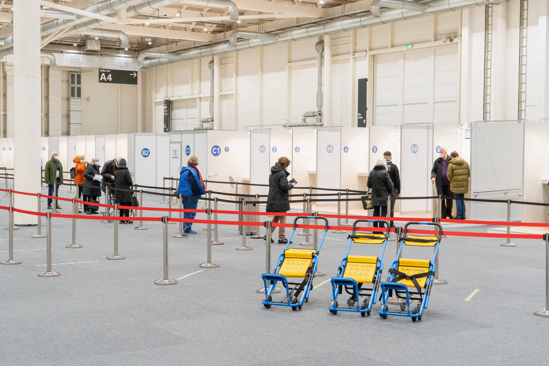 In einigen Bundesländern hat die Arbeit in den Impfzentren (hier ein Beispiel aus Hamburg) bereits begonnen. Welche Länder setzen auf die Mithilfe von Apothekern und PTA und welche verzichten darauf? / Foto: imago images/Chris Emil Janßen