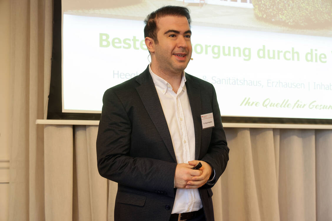 Nojan Nejatian hielt einen Vortrag beim PZ-Management-Kongress. / © PZ/Alois Mueller