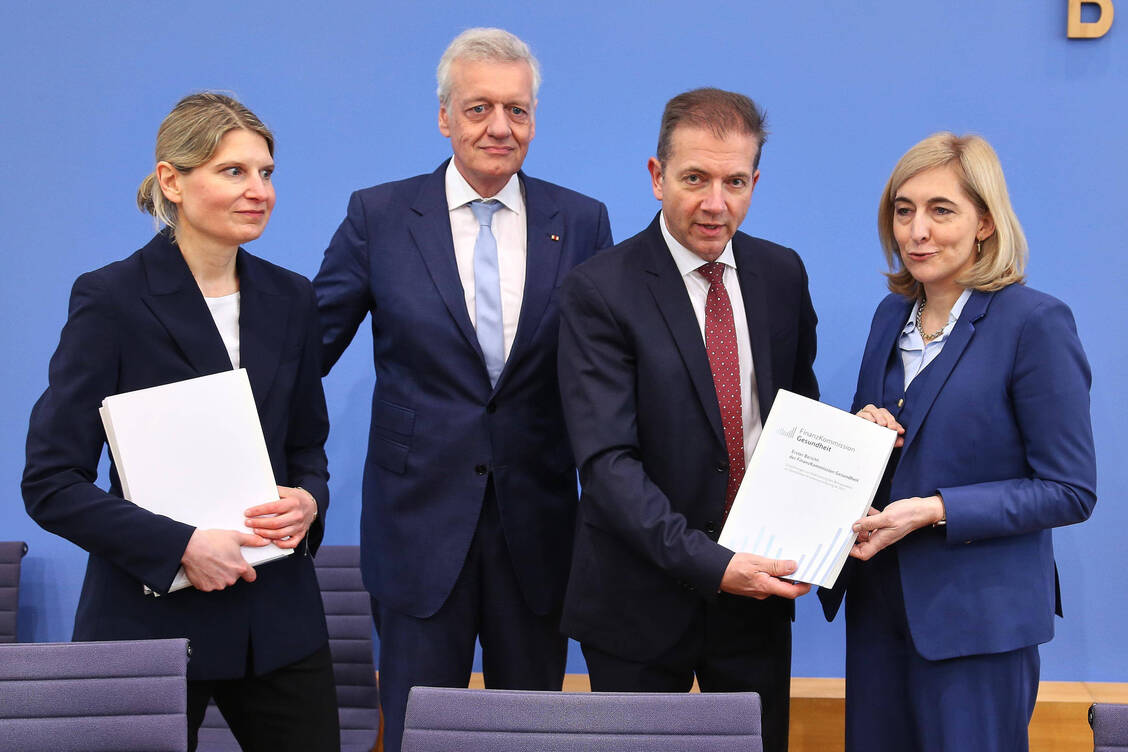 Neue Sparpläne für die Kassen: Für die Expertenkommission sprachen der Vorsitzende Professor Wolfgang Greiner (2.v.r.), Professor Ferdinand M. Gerlach und Professorin Leonie Sundmacher. Bundesgesundheitsministerin Nina Warken (CDU, r.) betonte, man habe ein »wichtiges Zwischenziel« erreicht. / © Imago/dts Nachrichtenagentur