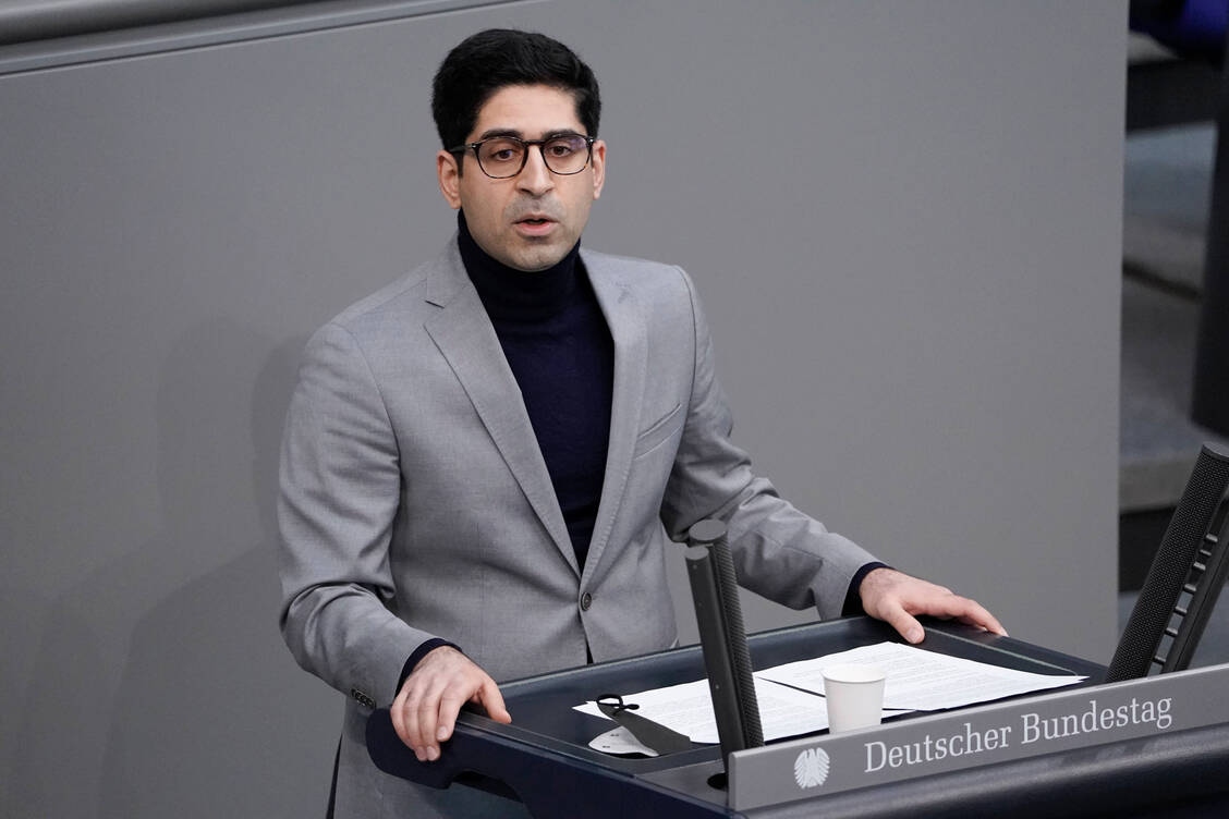 Wirtschaftsminister Kaweh Mansoori (SPD): Für den Marburger Biontech-Standort braucht es schnelle Investitionen und erleichterte Genehmigungen.  / © Imago / Political-Moments