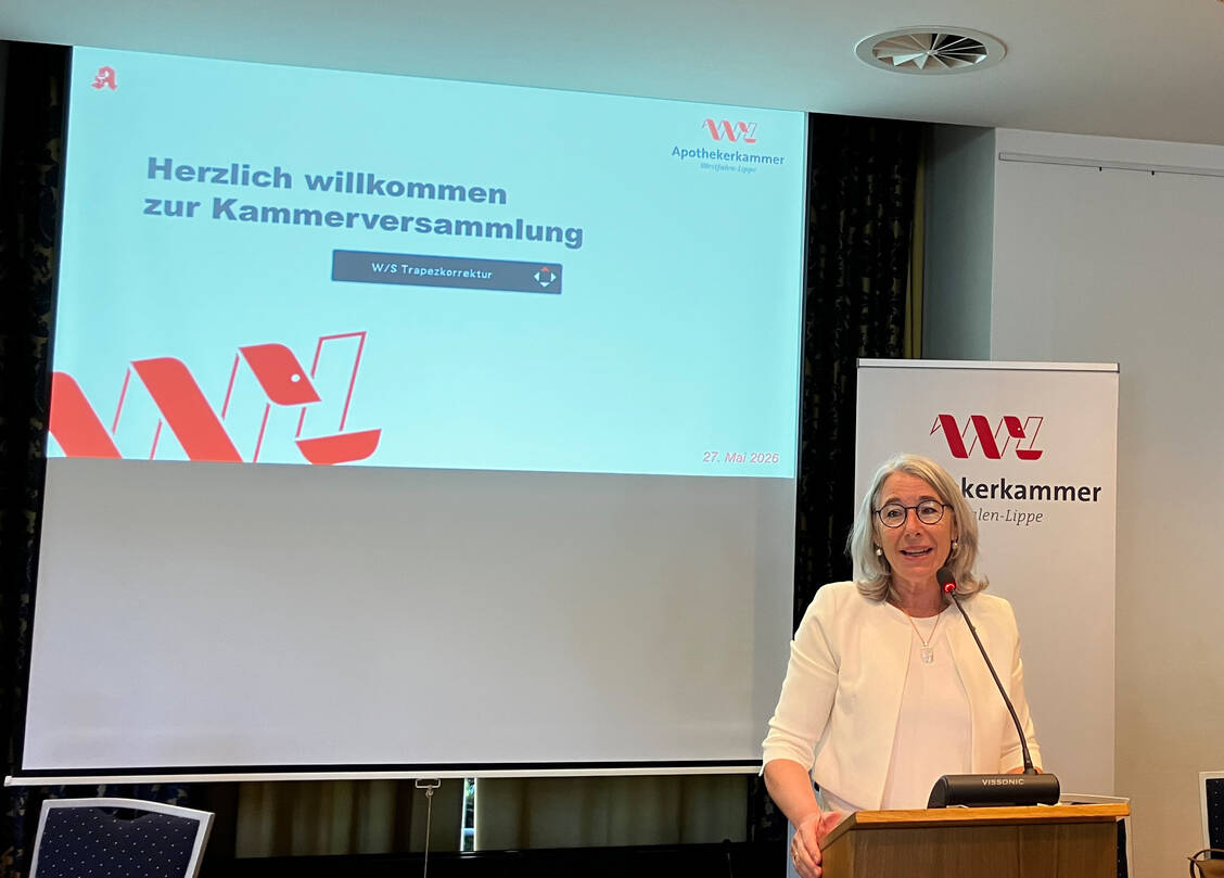 Kammerpräsidentin Gabriele Regina von Elsenau Overwiening präsentierte in ihrem 1,5-stündigen Bericht nicht nur viele Zahlen, Daten und Fakten zu Apotheken, Arzneimittelmarkt und Reformvorhaben, sondern gab sich auch kämpferisch. / © PZ/Daniela Hüttemann