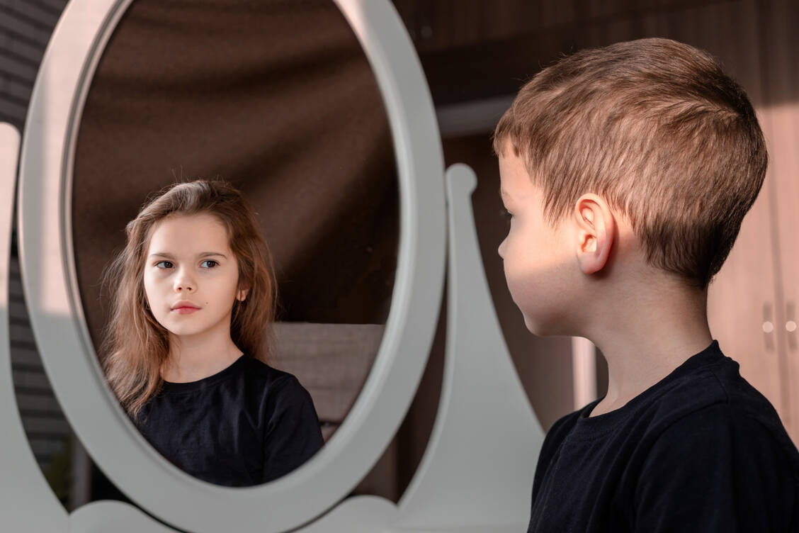 Eine Transidentität kann sich schon im Kindesalter entwickeln. Die Kinder spüren einfach, dass sie im falschen Geschlecht leben. / Foto: Adobe Stock/Ekaterina