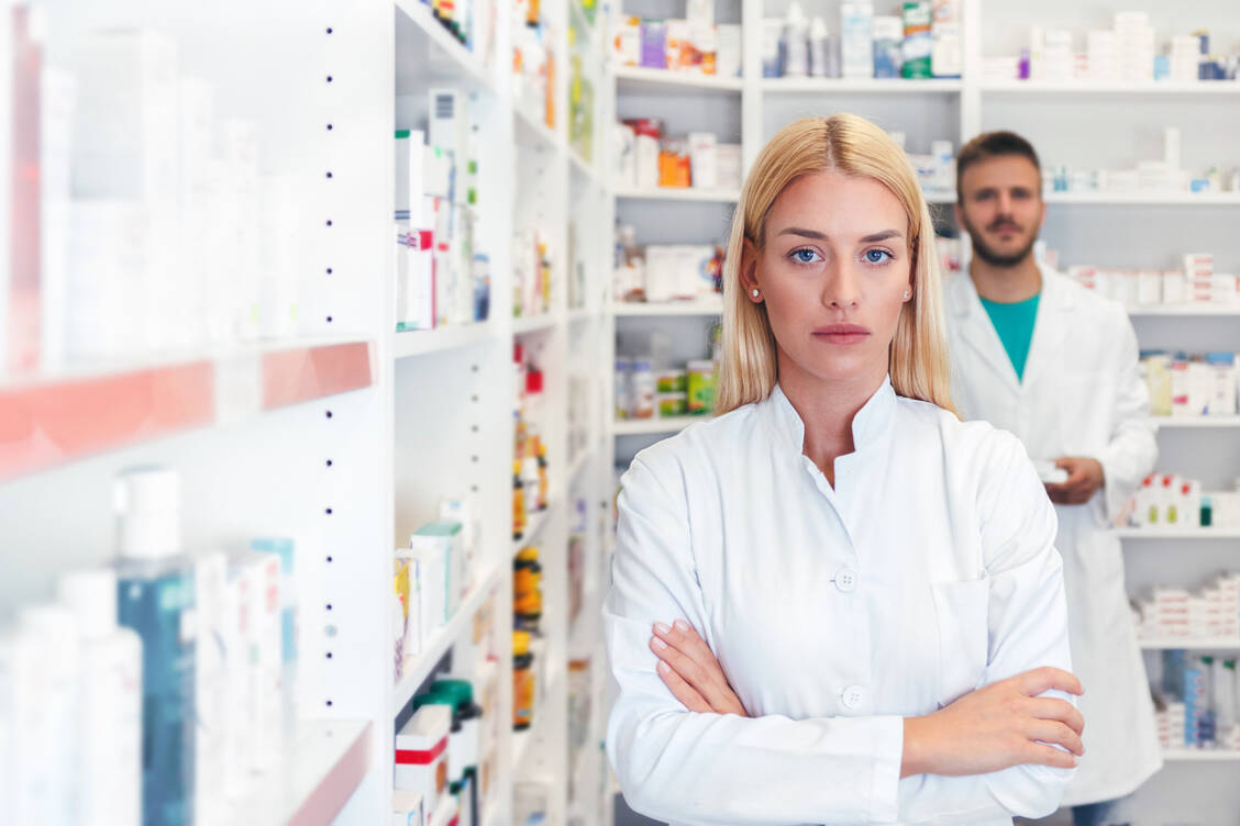 Der PTA-Beruf ist nach wie vor schlecht bezahlt: Die Angestellten verdienen im Median monatlich etwa 900 Euro weniger als andere Vollzeitbeschäftigte / © Shutterstock/Aleksandar Karanov