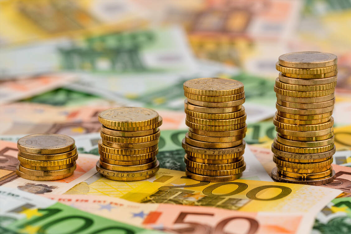 Seit 2005 musste der Bund insgesamt mehr Geld in die Hand nehmen, besonders im Gesundheitsbereich stiegen die Kosten drastisch. Ein Grund dafür ist die Coronakrise. / Foto: Shutterstock/Lisa S.