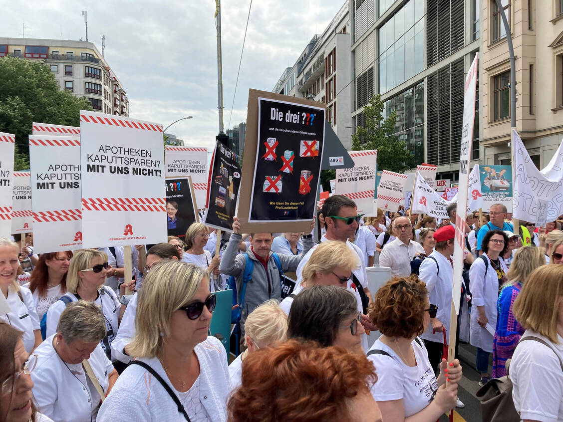 Am Protesttag am 14. Juni 2023 gingen viele Apothekenteams in ganz Deutschland für ihre Forderungen auf die Straße. Ähnliche Proteste kündigte die ABDA-Präsidentin für November an. / Foto: PZ/Anne Orth