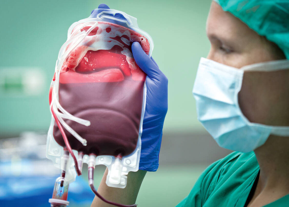 Der experimentelle Wirkstoff Luspatercept konnte in ersten klinischen Studien die Trans­fusionsbedürfigkeit bei Patienten mit chronischer Anämie senken. / Foto: dpa