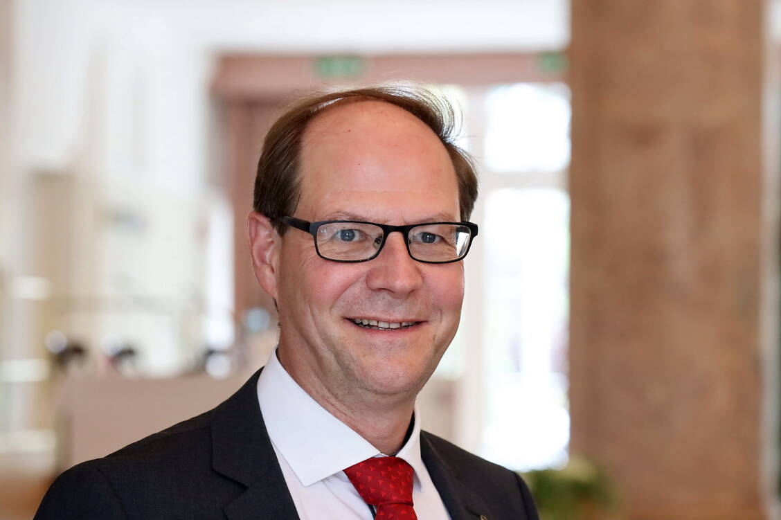 Professor Dr. Martin J. Hug, Krankenhausapotheker aus Freiburg, informierte über die Aufgaben der Nieren, die Abschätzung der Nierenleistung und die Anpassung der Dosierung von Medikamenten bei Niereninsuffizienz. / Foto: PZ/ Alois Müller