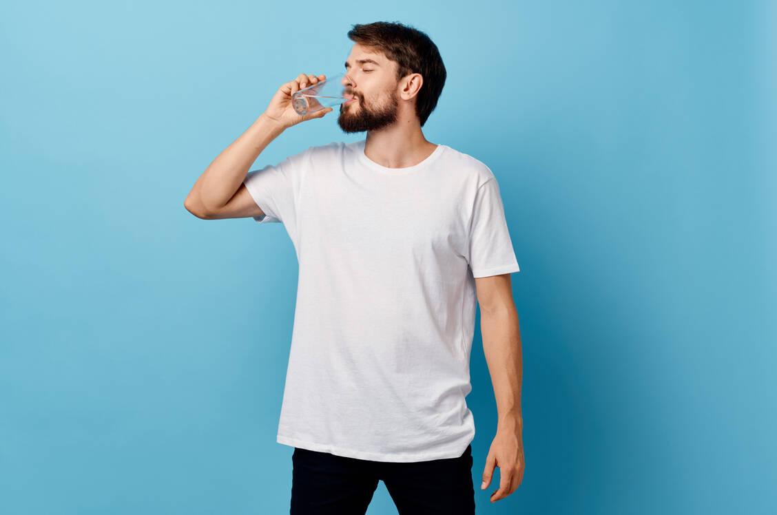 Wasser tut gut: Das gesündeste Getränk und Lebensmittel ist in Deutschland auch gleichzeitig das am häufigsten konsumierte.  / Foto: AdobeStock/Shotprime Studio