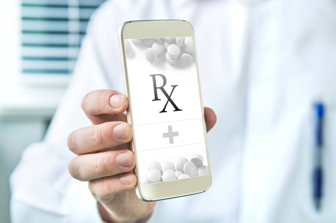 Vom Arzt auf das Smartphone des Patienten und weiter zur Apotheke:  Das E-Rezept kann über den Gerda-Server schnell und sicher verschlüsselt weitergegeben werden. / Foto: Adobe Stock/terovesalainen