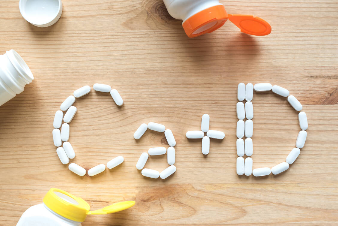 Die tägliche Zufuhr von mindestens 1000 mg Calcium und von 800 bis 1000 I.E. Vitamin D3 ist die Basis jeder Osteoporosetherapie und beugt Wirbelkörper- und Knochenbrüchen vor. / © Adobe stock/mizina