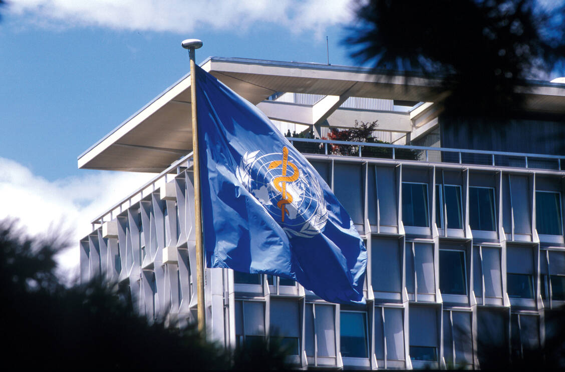 WHO ist die wichtigste Sonderorganisation der Vereinten Nationen (UN) im Gesundheitsbereich. Ihre Arbeit konzentriert sich derzeit auf die Bekämpfung der Covid-19-Pandemie. Bei aller Kritik appellieren die meisten Staaten daran: erst die Krise bewältigen, dann Lehren ziehen.   / Foto: WHO/P. Virot