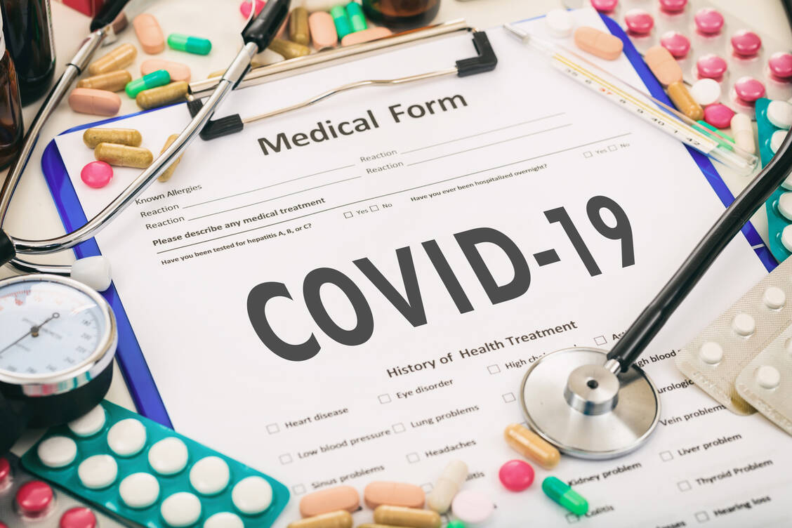 Immer mehr Substanzen werden auf ihre Eignung als Covid-19-Medikament getestet. So ist es auch bei dem Arzneistoffkandidaten ATR-002. Er soll die Vermehrung von SARS-CoV-2 hemmen und zugleich überschießende Entzündungsreaktionen unterdrücken. / Foto: Adobe Stock/Rawf8
