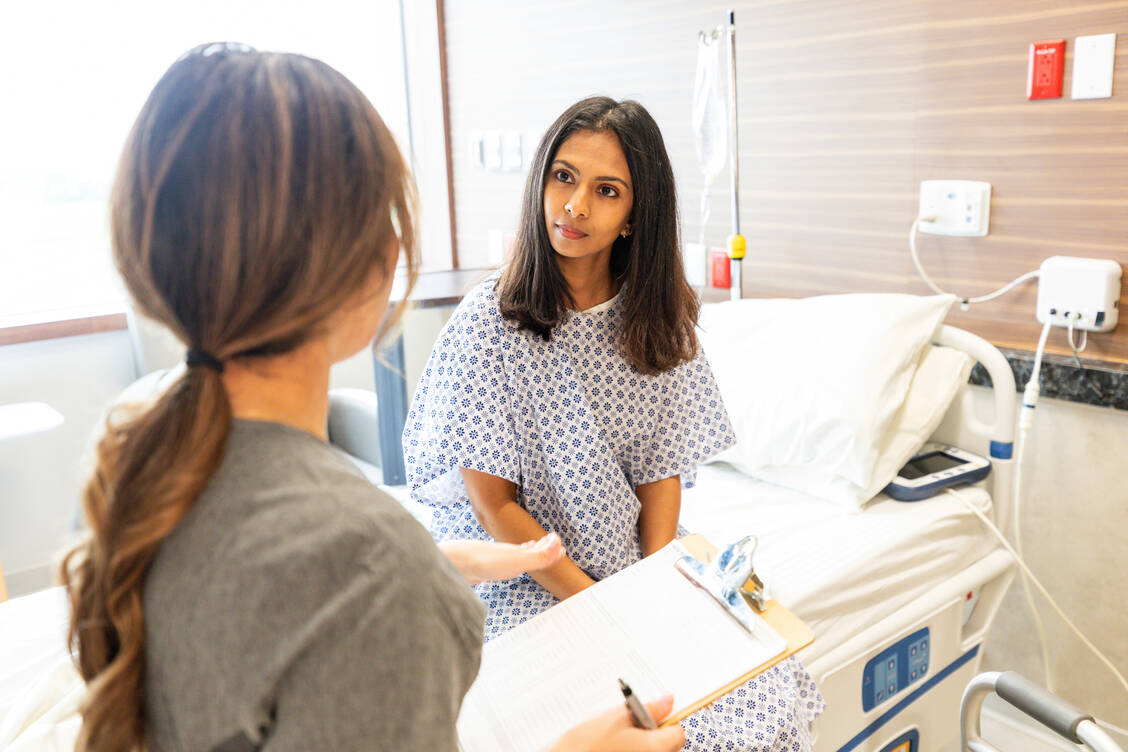 Schriftliche Fälle oder Unterricht direkt am Patientenbett: Lehrangebote, bei denen der Patient im Mittelpunkt steht, sind in Deutschland nicht einheitlich gestaltet. / © Getty Images/SDI Productions