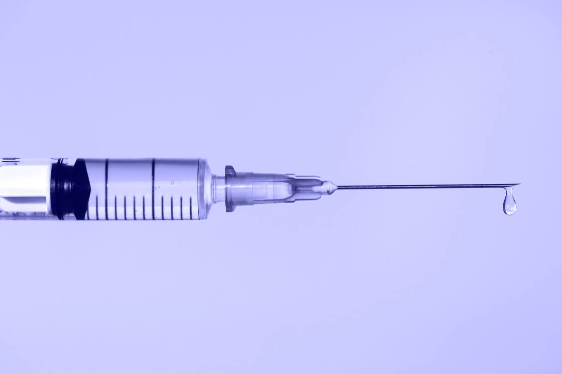 Lenacapavir muss nach einer Auftitrierungsphase nur noch zweimal im Jahr gespritzt werden, was die Compliance im Vergleich zu einer oralen Prophylaxe mit täglicher Einnahme deutlich erhöht. / © Getty Images/Anna Efetova