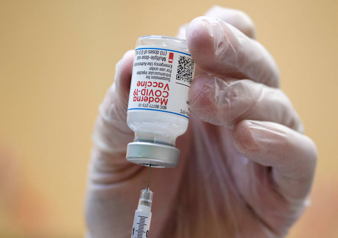 Modernas Impfstoff muss nicht verdünnt werden. Eine Ampulle enthält 10 Dosen à 0,5 ml. / Foto: Imago images/ZUMA Wire