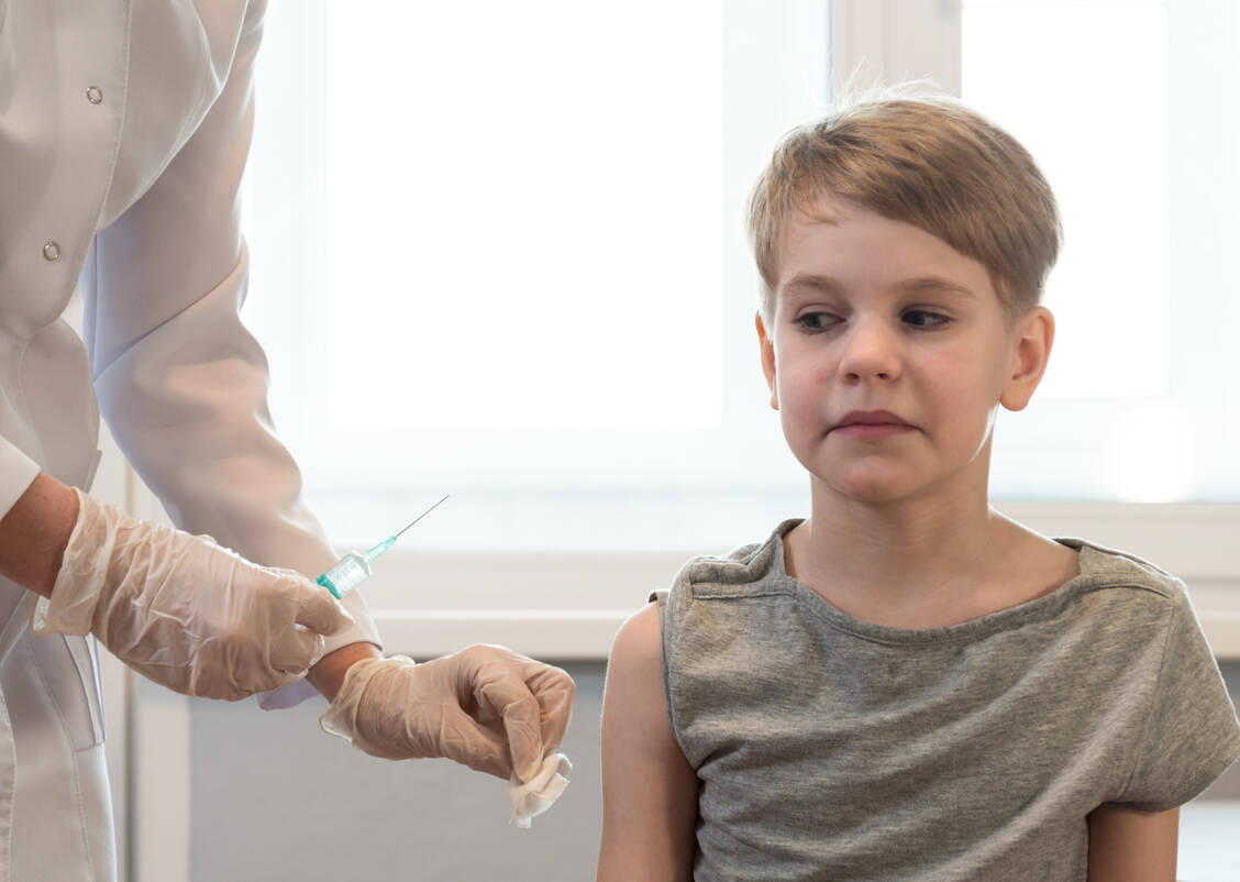 Viele Kinder haben Angst vor dem Stich, doch ihr Immunsystem ist nicht überlastet durch die Impfung. / Foto: Adobe Stock/dewessa