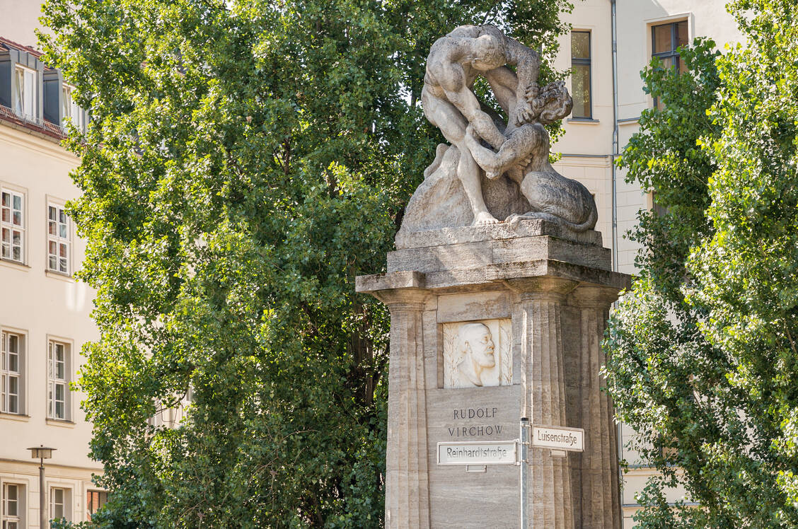 Virchow-Denkmal in Berlin: Der Kampf gegen die Sphinx symbolisiert  das Ringen des Arztes mit der Krankheit.  / Foto: Adobe Stock/Panama