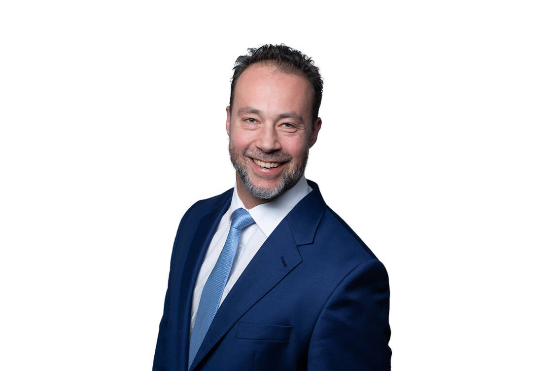 Jan Bollinger ist Spitzenkandidat der AfD. Der 49-Jährige ist seit 2022 Landesvorsitzender der AfD Rheinland-Pfalz und seit 2023 Fraktionsvorsitzender seiner Partei im Landtag. Er arbeitete als Unternehmensberater. Nach seiner Promotion in Sozial- und Wirtschaftswissenschaften war er von 2012 bis 2016 als Verwaltungsleiter in der Jugendhilfe tätig. 2020 wurde er unter der Überschrift »Muslimfeindliche Aussagen und Positionen« vom Bundesamt für Verfassungsschutz (BfV) aufgeführt. Er schrieb unter anderem in einem Facebook-Post: »Wer in der Demokratie schläft, wacht im Kalifat wieder auf.« / © AfD Rheinland-Pfalz