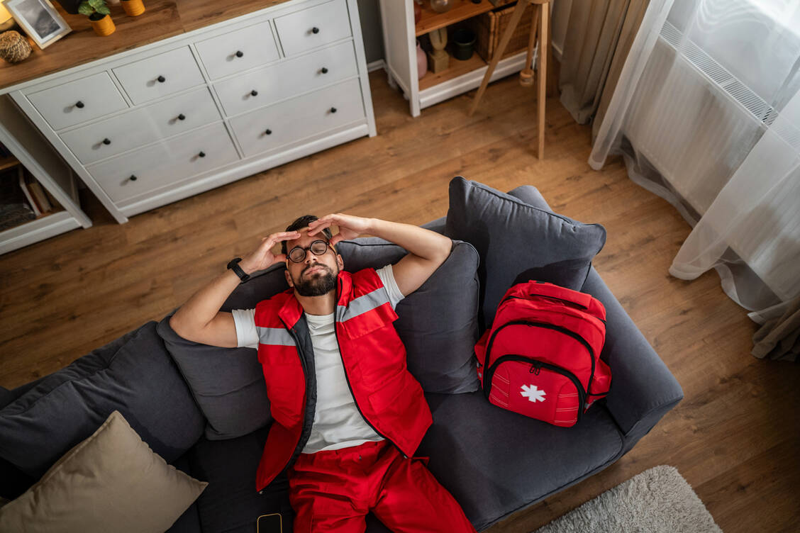 Grübelschleifen, Schlafprobleme, innere Leere: Es gibt Anzeichen dafür, wenn die emotionale Belastung im Job zu groß ist. / © Schutterstock/Migma__Agency