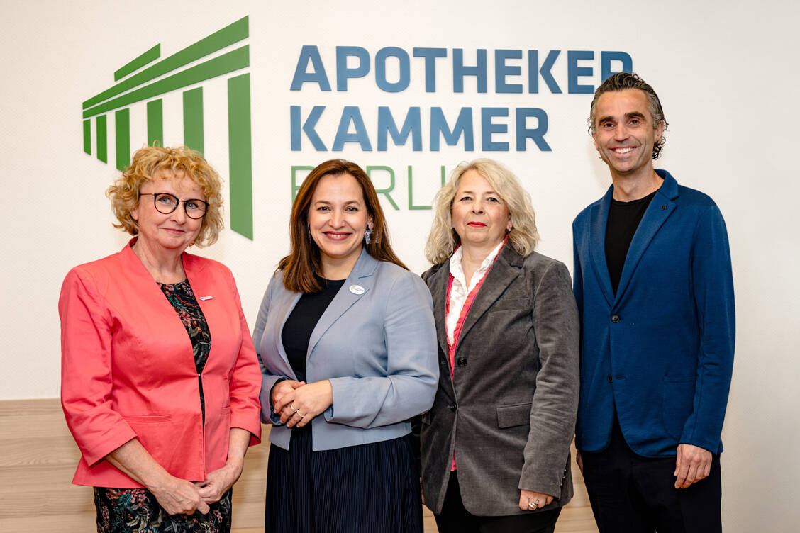 Mit Berlins Kammerpräsidentin und ABDA-Vize Ina Lucas diskutierten Peter Bobbert, Präsident der Ärztekammer Berlin, Christiane Wessel (links), Vorstandsvize der Kassenärztlichen Vereinigung Berlin (KVB), und Susanne Hertzer (2. v. r.), Leiterin der TK-Landesvertretung Berlin/Brandenburg. / © Sandra Schneider/Spreekind-Fotografie