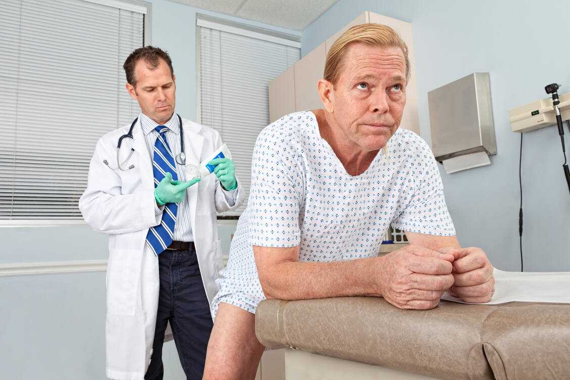 Ab einem Alter von 45 Jahren hat jeder Mann in Deutschland Anspruch auf eine Tastuntersuchung der Prostata über den Enddarm. Sicherlich nicht angenehm, aber mitunter lebensrettend. / Foto: Getty Images/Terry J Alcorn