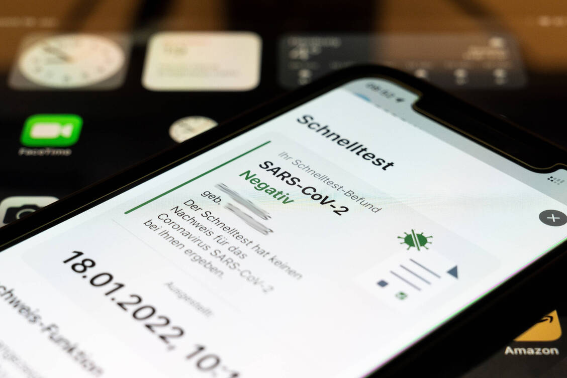 Die Corona-Warn-App verzeichnete seit 2020 mehr als 48 Millionen Downloads. Auf wie vielen Smartphones sie noch aktiv ist, ist nicht bekannt. / Foto: Imago/Lobeca