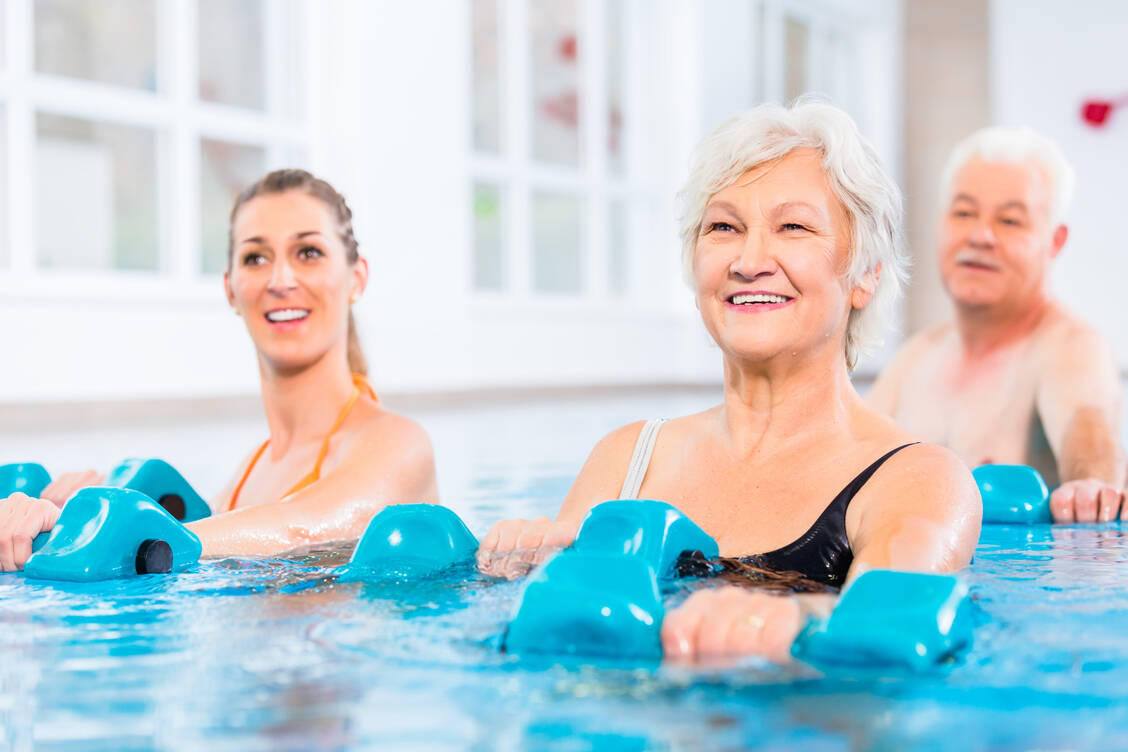 Aqua-Training wirkt sich bei Parkinson positiv auf die Bewegungsstörungen und die Lebensqualität insgesamt aus, zeigt eine aktuelle Cochrane-Analyse.  / Foto: Adobe Stock/Kzenon
