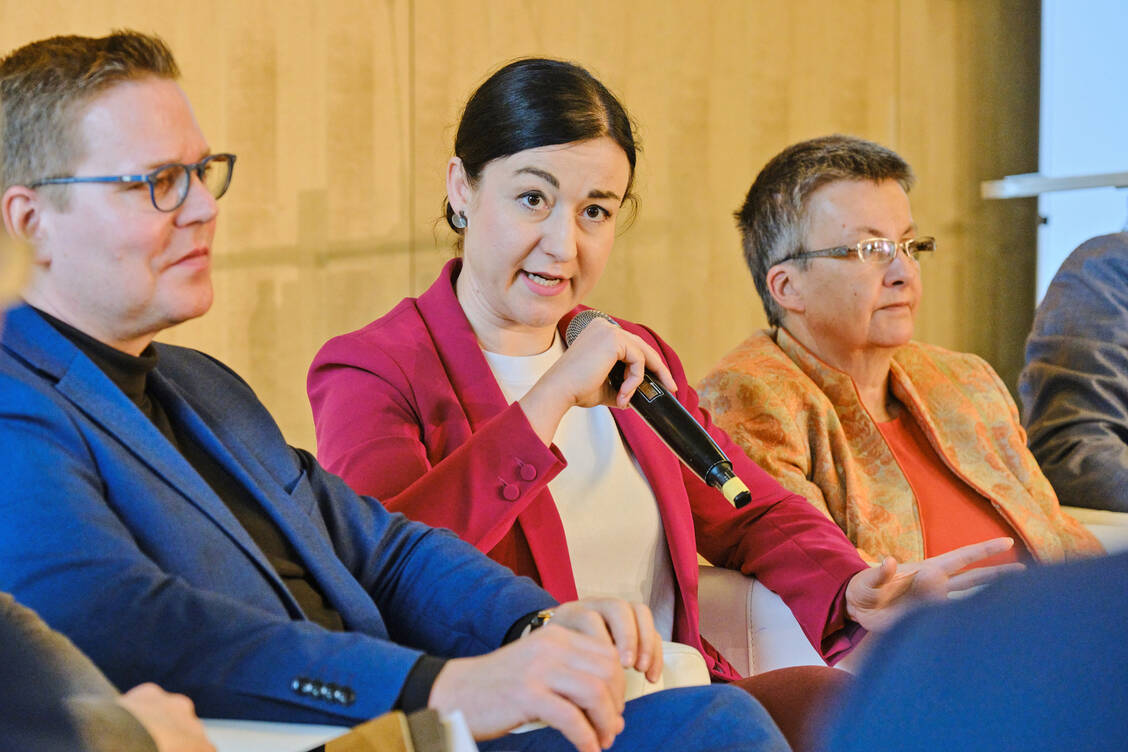 Paula Piechotta, Gesundheitspolitikerin von Bündnis 90/Die Grünen (Bildmitte), hält Forderungen der Apotheker nach Honorarerhöhungen für unrealistisch. Das wurde bei einer Diskussionsrunde beim DAV-Wirtschaftsforum deutlich. / Foto: PZ/André Wagenzik