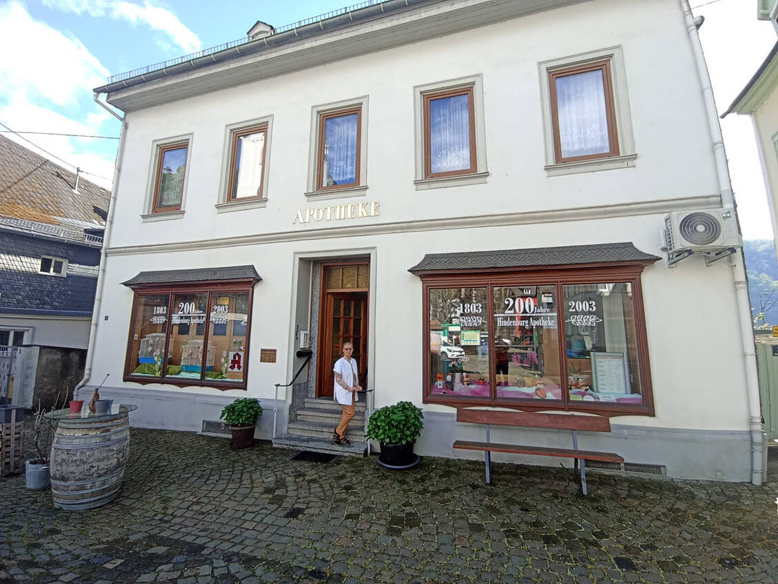 Traurig: Nach 220 Jahren muss die Hindenburg-Apotheke im rheinland-pfälzischen Dorf Kaub schließen. Ein bitterer Tag für Inhaberin Dagmar Vogel, Apothekerin in der fünften Generation. / Foto: Hindenburg-Apotheke