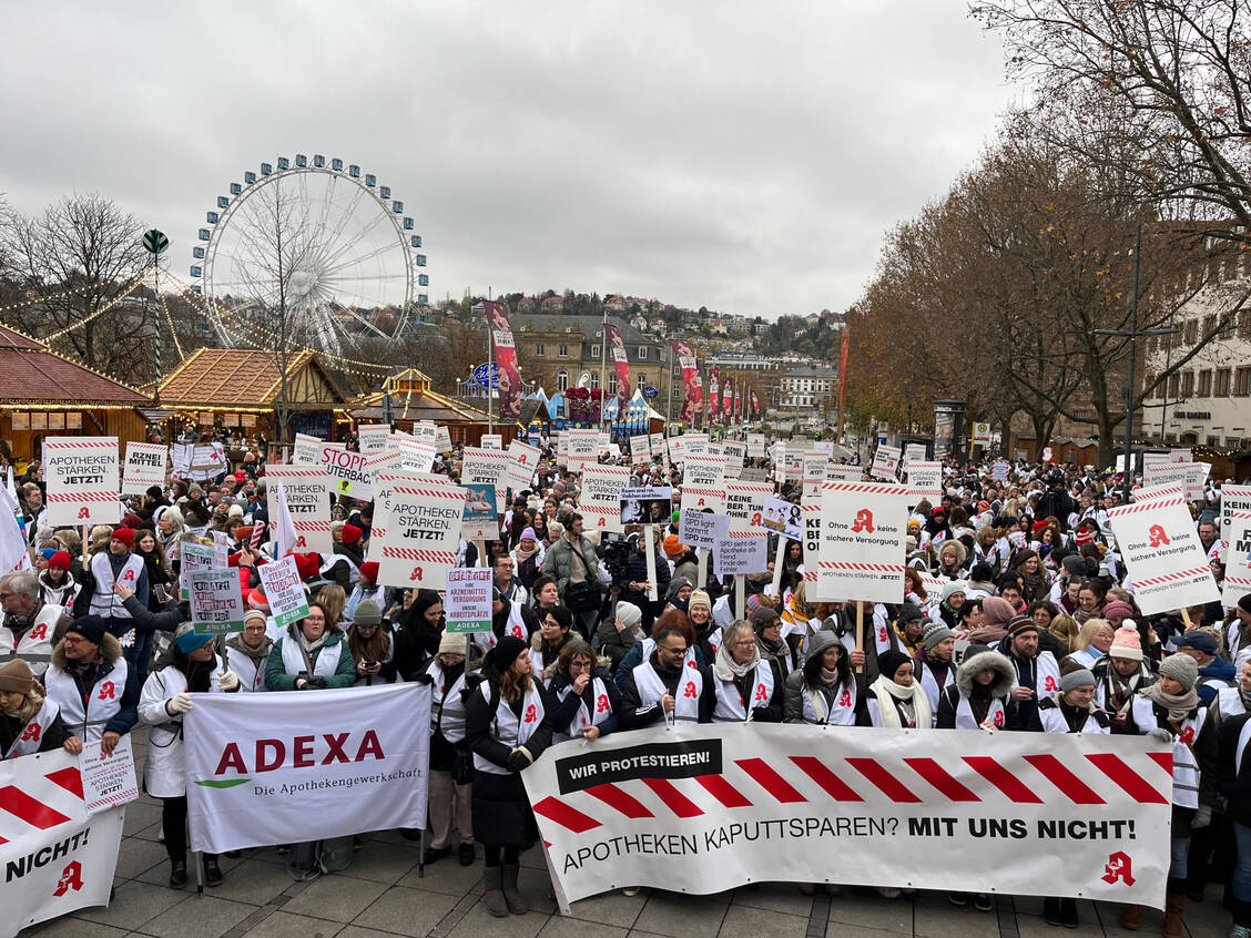 Tausende Apothekerinnen und Apotheker haben in Stuttgart gegen die Gesundheitspolitik der Bundesregierung demonstriert. / Foto: PZ