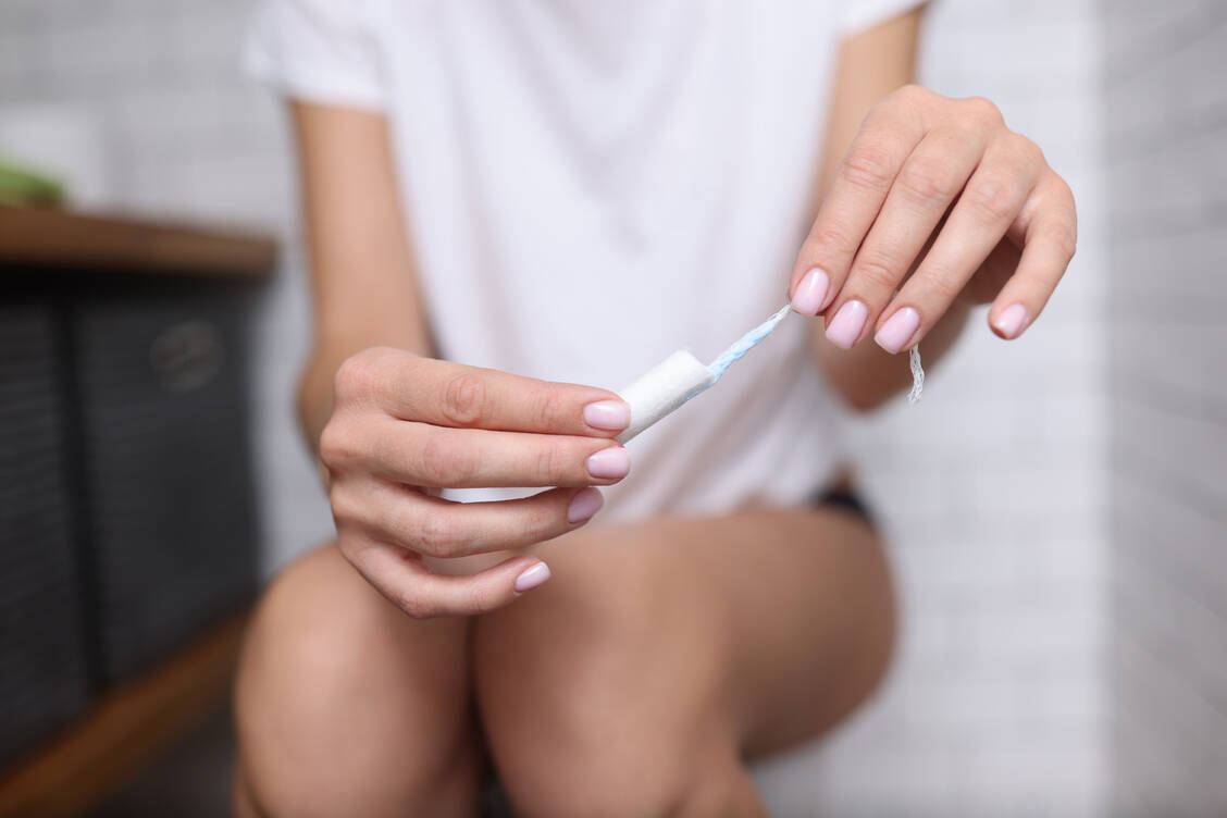 In einer US-Studie waren alle getesteten Tampons metallbelastet. Die Testprodukte stammten unter anderem aus Europa. / Foto: Getty Images/Ivan-balvan
