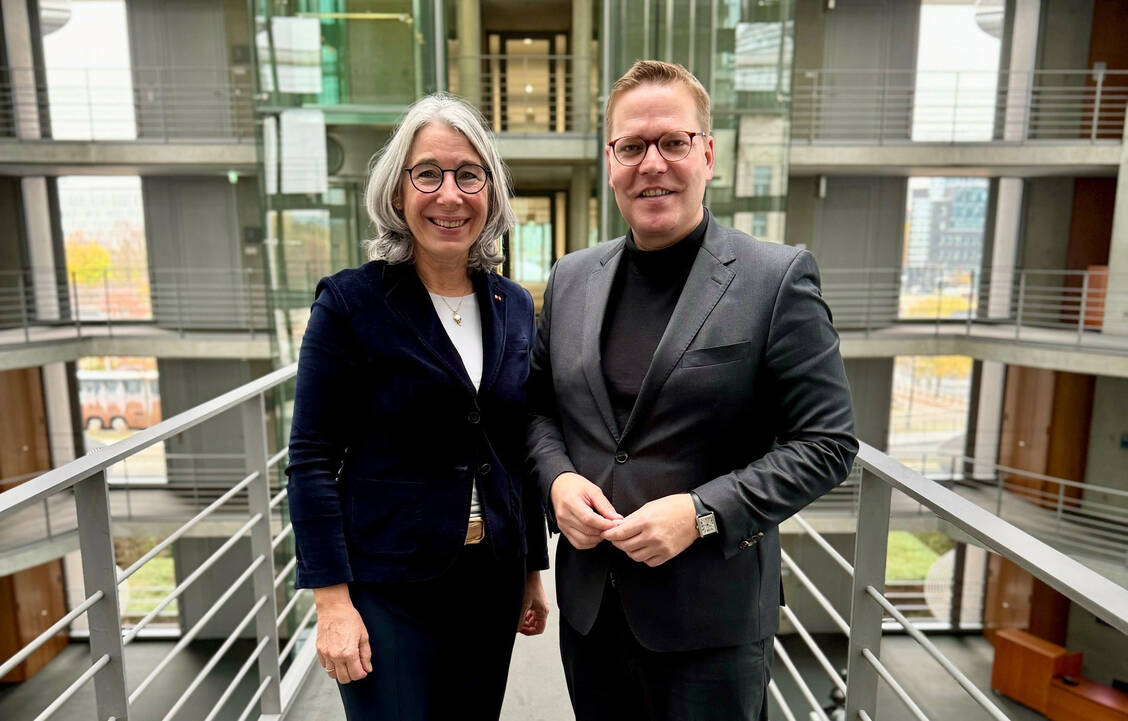 ABDA-Präsidentin Gabriele Regina Overwiening beim Treffen mit dem gesundheitspolitischen Sprecher der Unionsfraktion, Tino Sorge. / © Büro Sorge