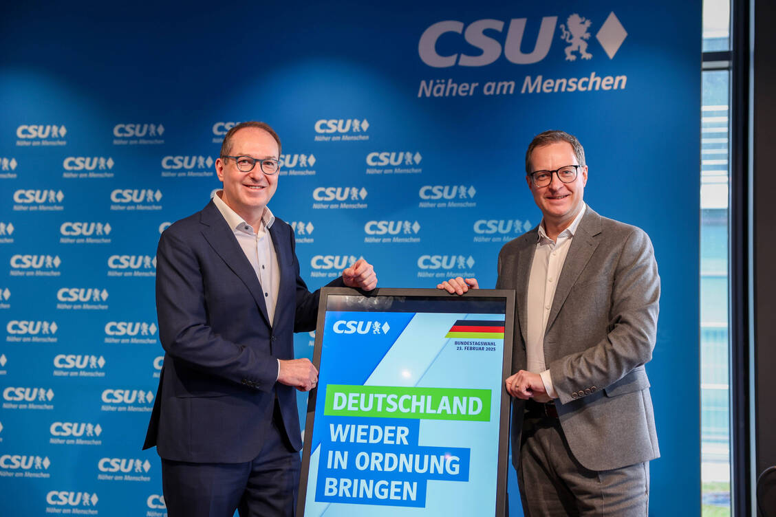 Der Vorsitzende der CSU-Landesgruppe Alexander Dobrindt (links) und CSU-Generalsekretär Martin Huber bei einer gemeinsamen Pressekonferenz.  / © IMAGO/Revierfoto