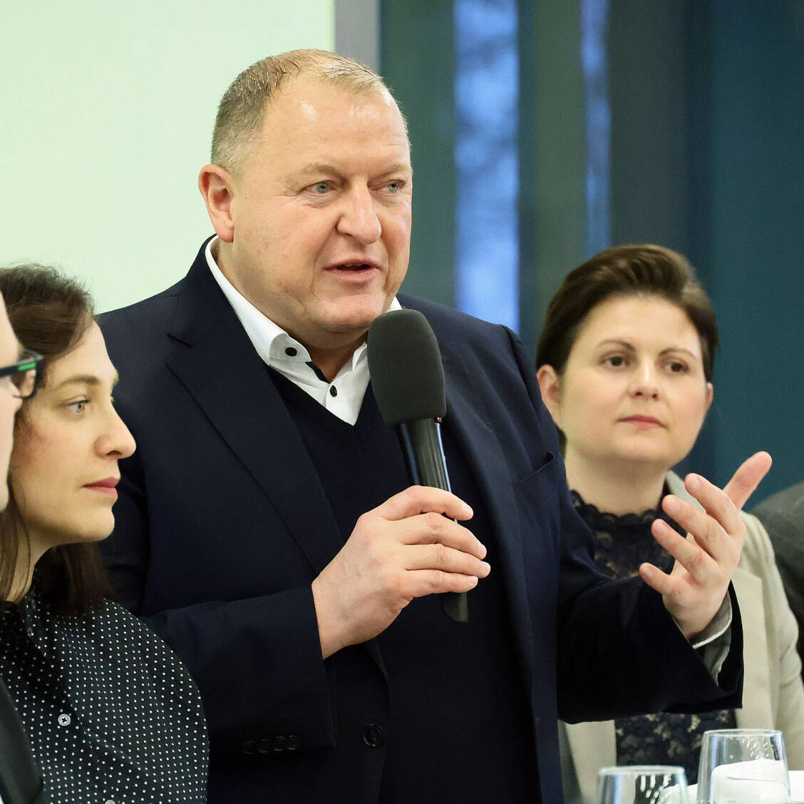 BAK-Präsident Armin Hoffmann trat in den Austausch mit den teilnehmenden Kolleginnen und Kollegen. / © PZ/Alois Müller