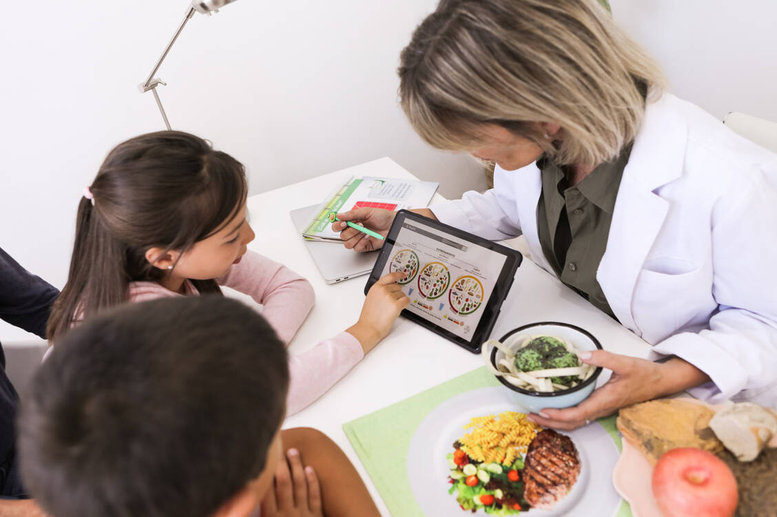 Diätassistenten bieten praktische Hilfe in Form von Ernährungsplänen und helfen dabei, eine ärztlich verordnete Diät einzuhalten. / © Getty Images/ruizluquepaz