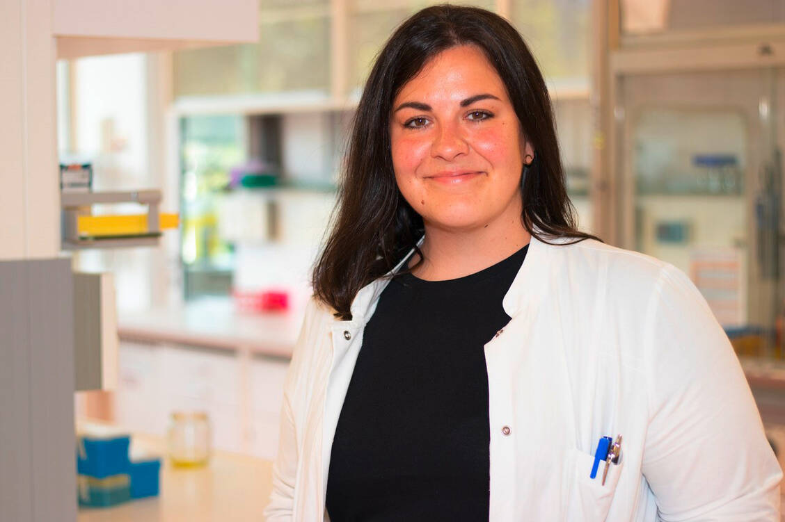 Charlotte Dahlem ist Diplom-Pharmazeutin, Apothekerin und Doktorandin der Pharmazeutischen Biologie an der Universität des Saarlandes. Sie forscht im Team von Professorin Dr. Alexandra K. Kiemer. / Foto: Jan Henrich